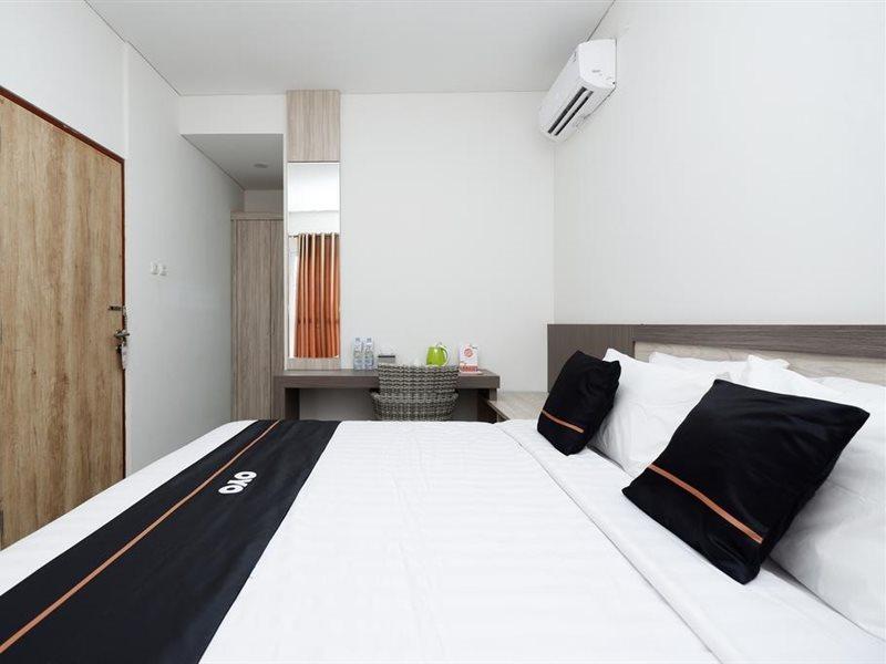 Oyo 2298 Jebres House Syariah Hotell Solo Eksteriør bilde
